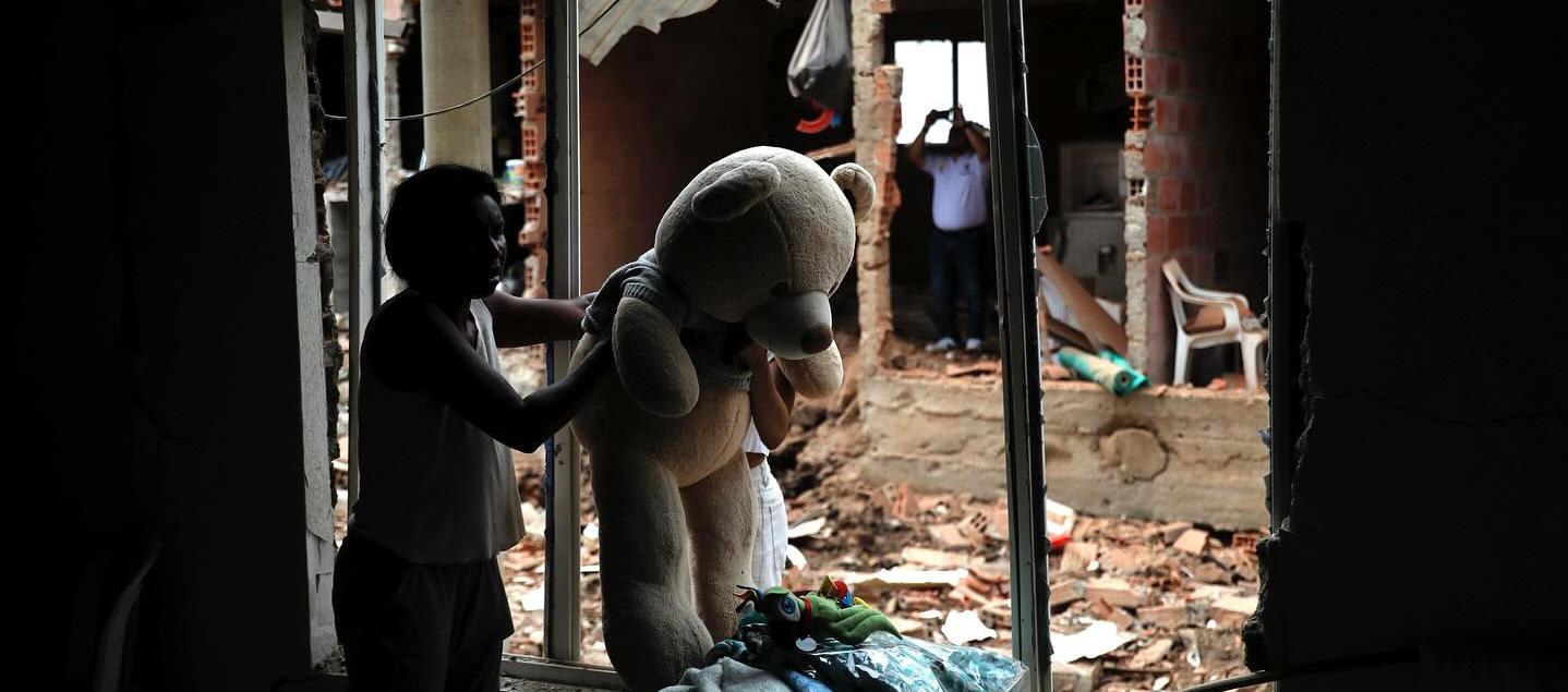 Un atentado con explosivos contra un cuartel de Policía colombiana dejó varias personas heridas y viviendas destruidas.