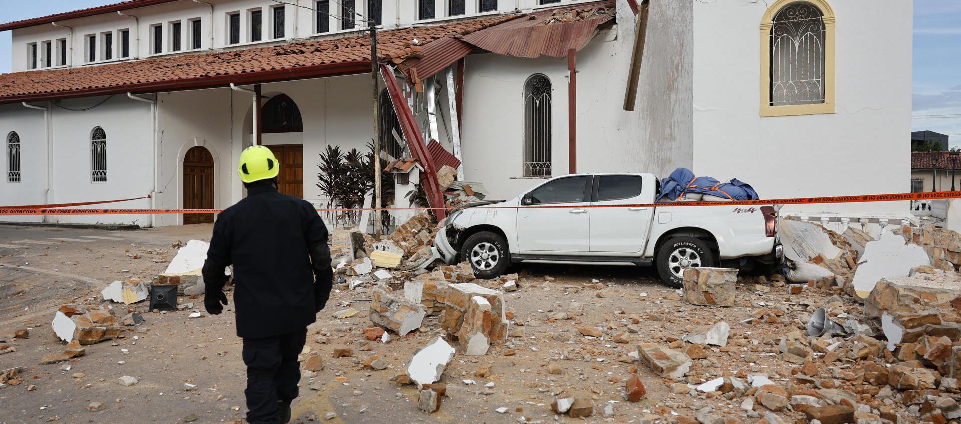 Un socorrista observa una iglesia afectada por el terremoto 