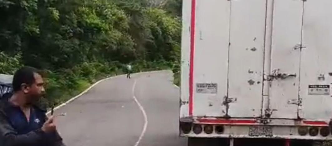 Vehículo con el que chocaron motociclistas en la vía Juan de Acosta - Baranoa