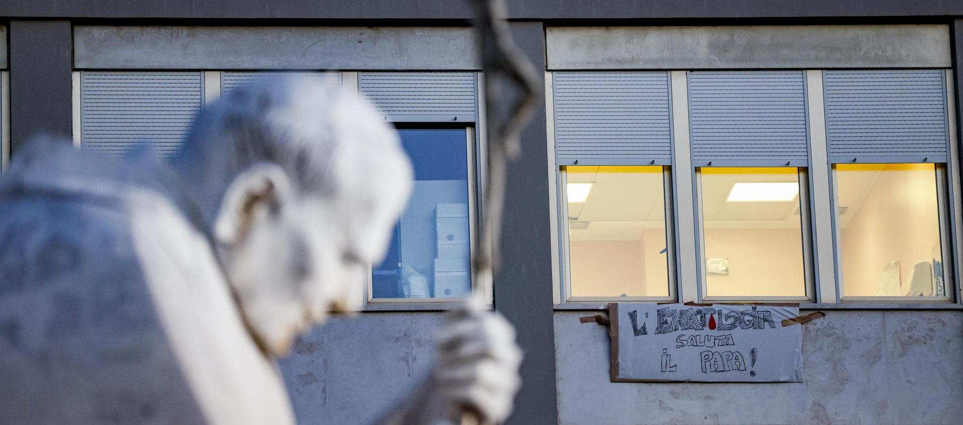 Vista del Hospital Universitario Agostino Gemelli, donde el papa León XIV se encuentra ingresado en Roma, Italia