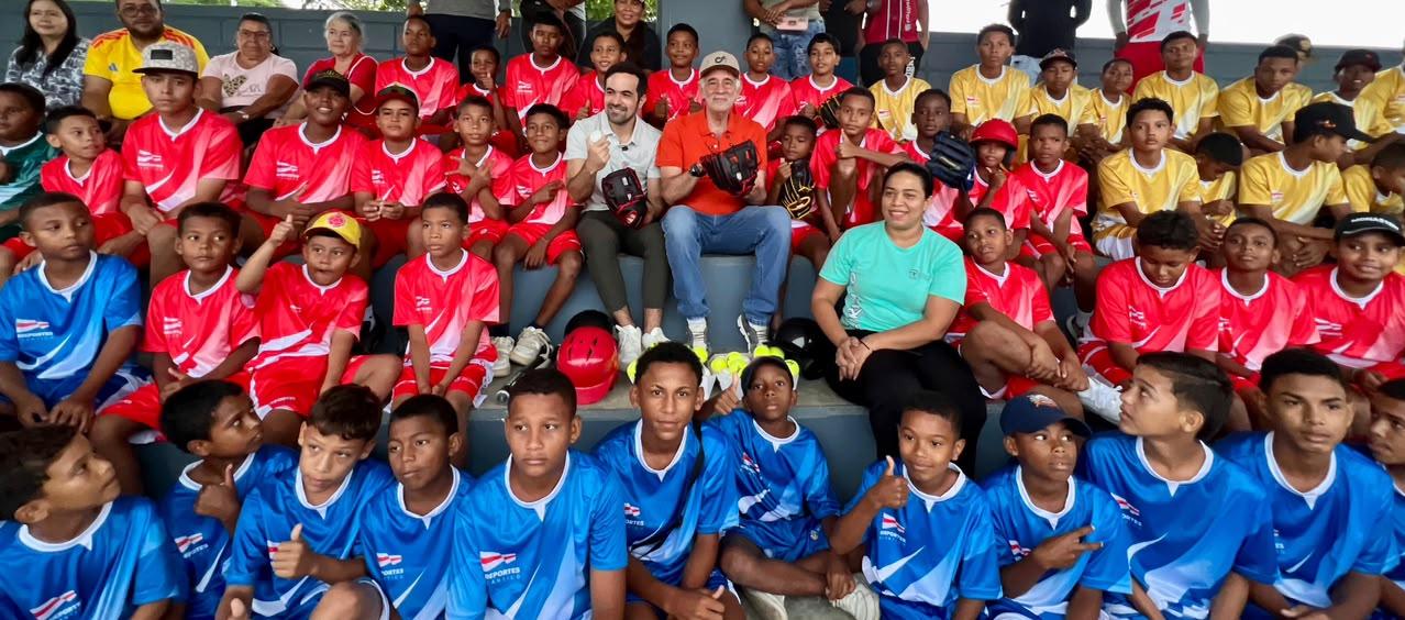 Grupo de niños beisbolistas con el gobernador Eduardo Verano y el director de Indeportes Atlántico, Iván Urquijo.