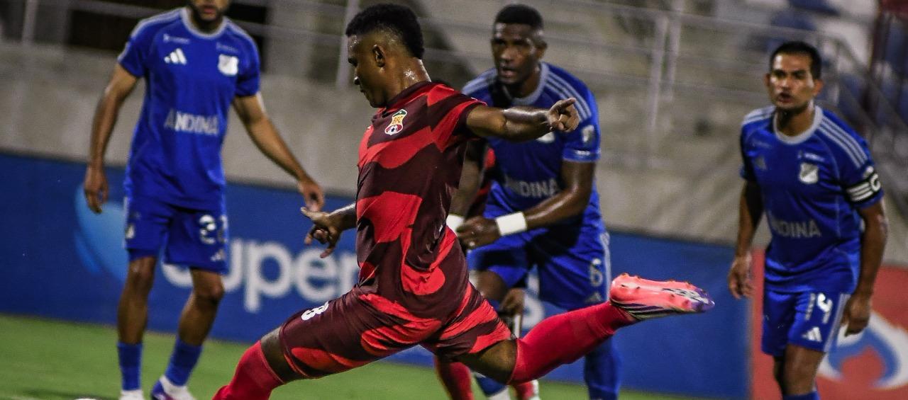 Mohamed Bolívar en el cobro de la pena máxima que puso en ventaja al Barranquilla FC.