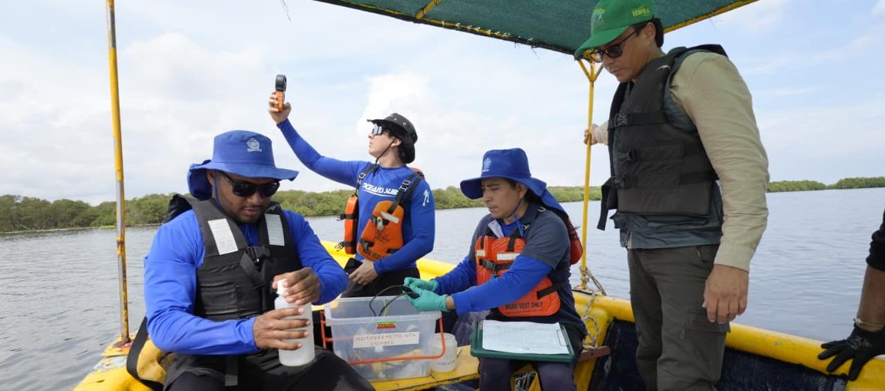 Toma de muestras y monitoreo de la calidad de las aguas marinas y costeras del Atlántico.