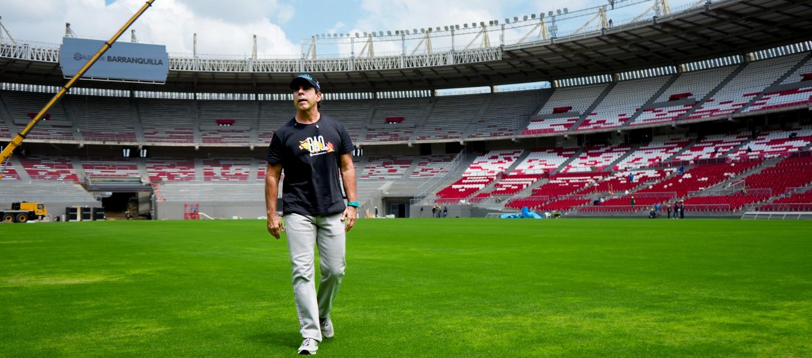 El alcalde Alejandro Char en su recorrido por el estadio Metropolitano.