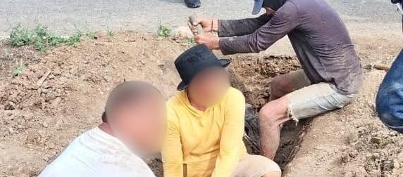 Personas involucradas en el intento de conexión ilegal de agua.