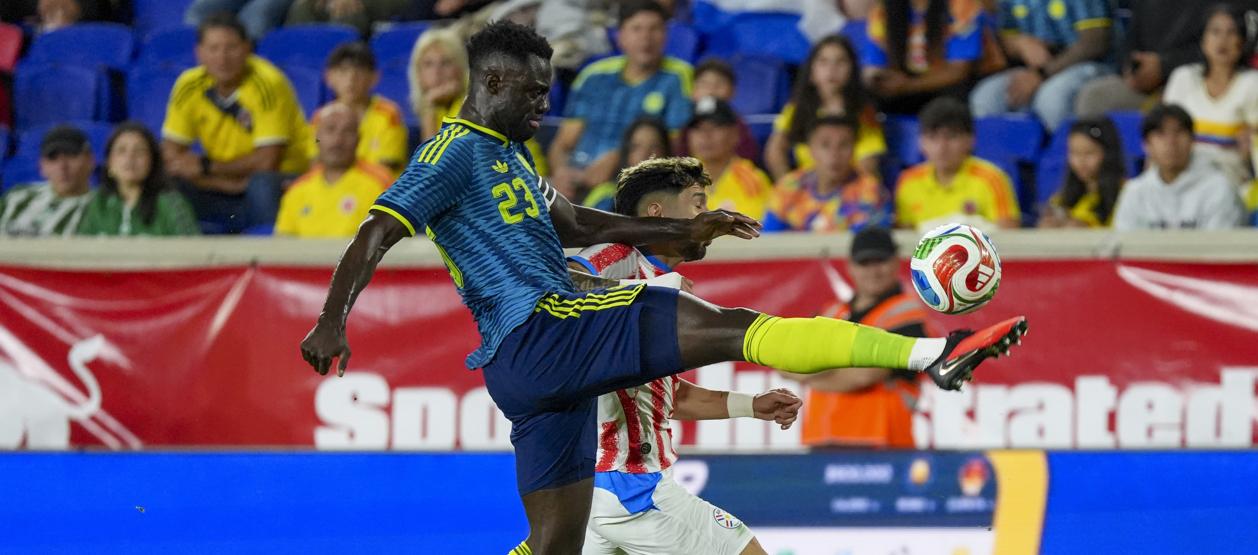El capitán de Colombia, Dávinson Sánchez, durante el partido contra Paraguay.
