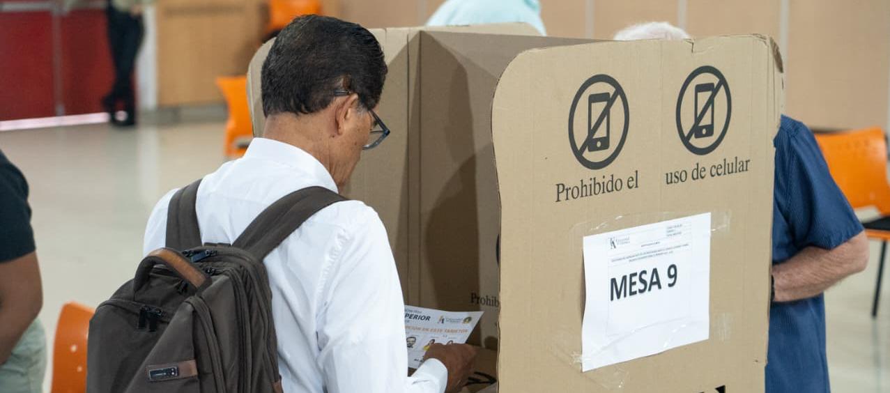 Docentes durante la jornada electoral en Uniatlántico.