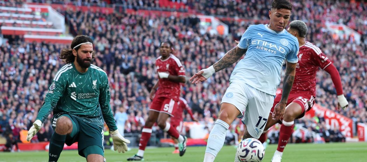 El argentino Enzo Fernández en una llegada del Manchester City al pórtico del Liverpool.