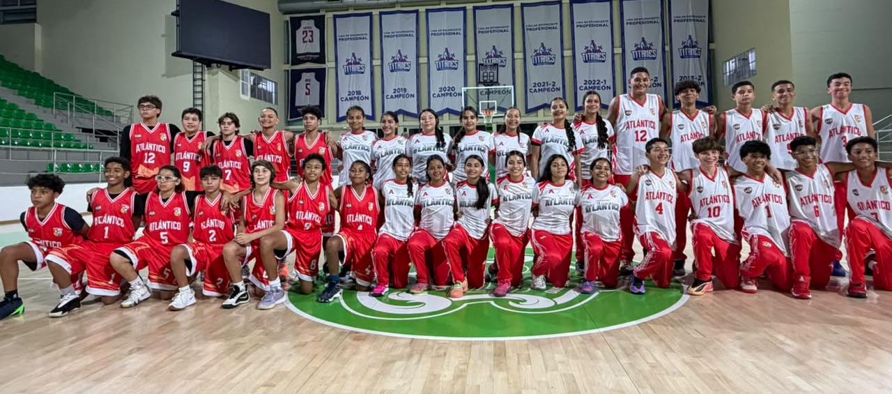 Equipos de Atlántico tras recibir los uniformes de competencia en el Elías Chegwin.