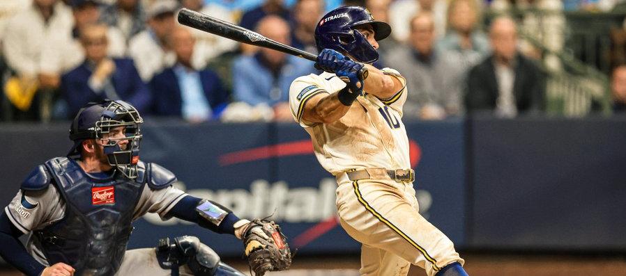 Sal Frelick conecta el jonrón que le dio el empate a los Cerveceros en el sexto inning.