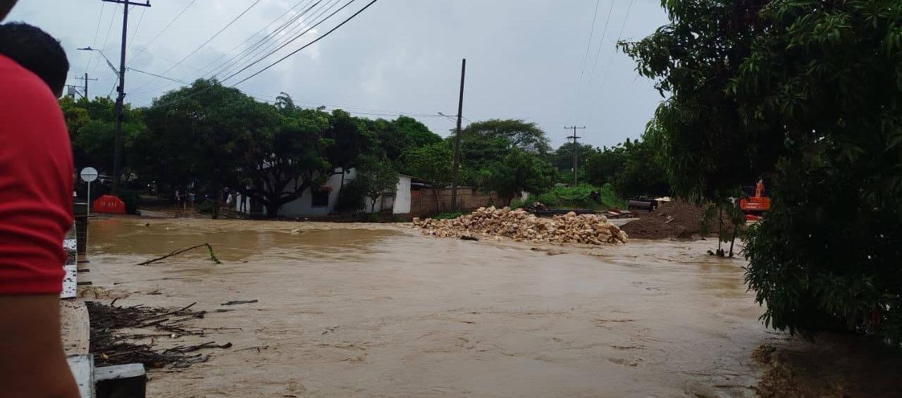 Arroyo El Tigre se desbordó con las fuertes lluvias de este lunes 12 de octubre. 