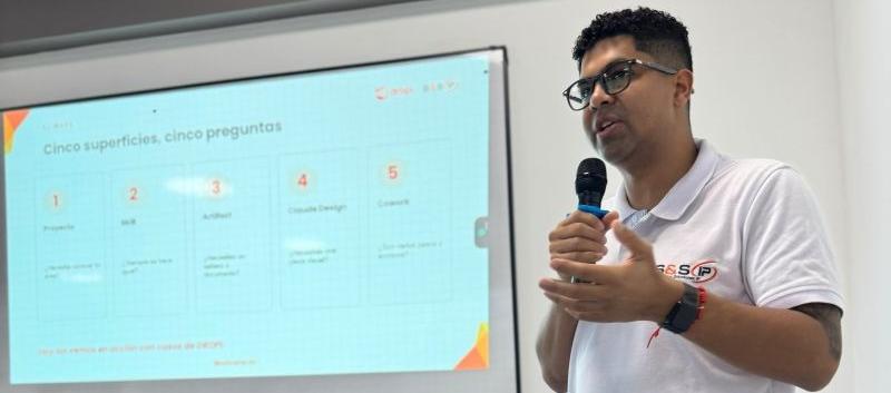 Kevin Daza, CEO de Porte, durante un bootcamp de Inteligencia Artificial para una empresa en Cali. 
