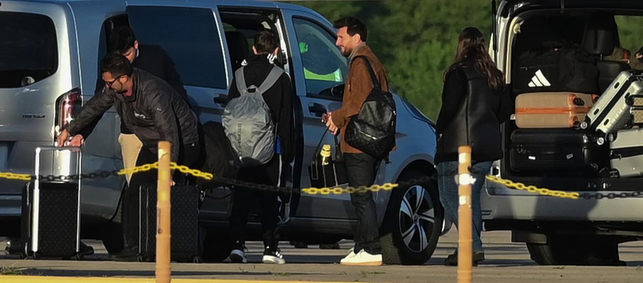 Lionel Messi tras bajar del avión en el aeropuerto de Rosario. 