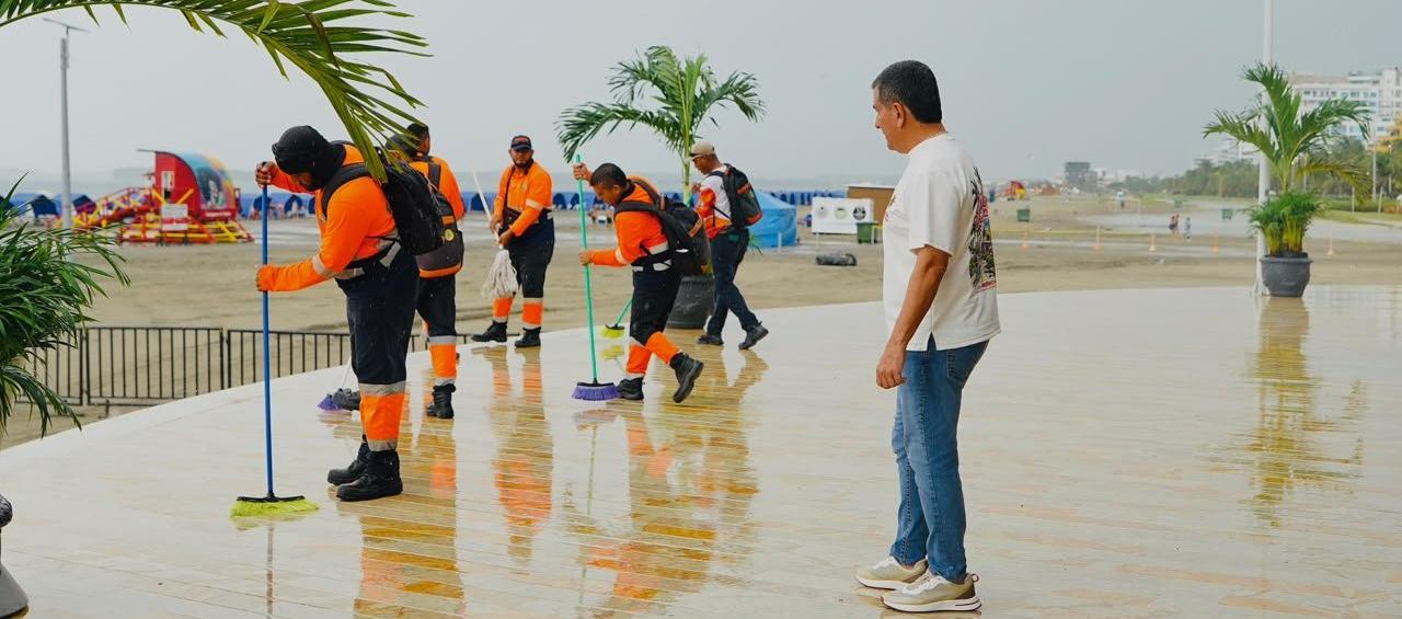 Alcalde de Cartagena, Dumek Turbay, en plena lluvia en el Gran Malecón del Mar