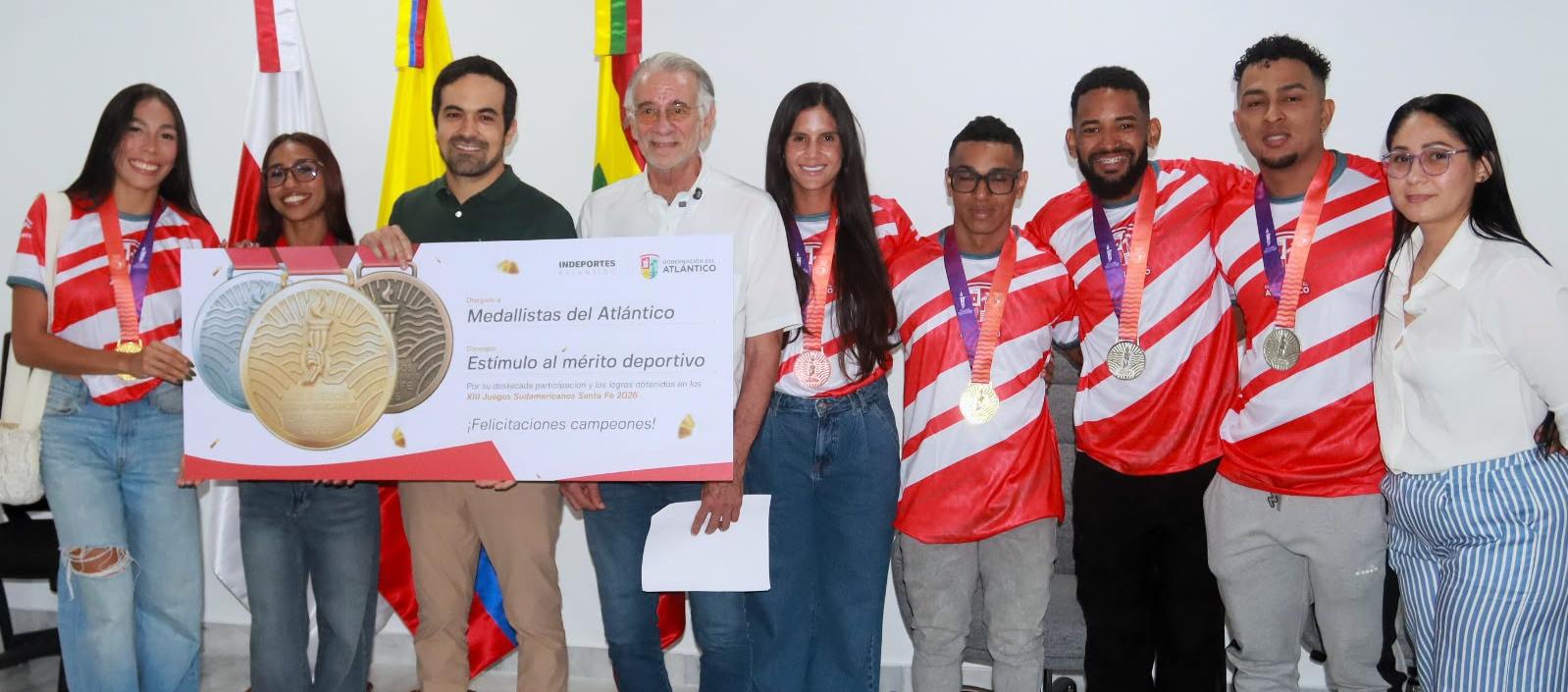 Los deportistas con el gobernador del Atlántico, Eduardo Verano, y el director de Indeportes, Iván Urquijo.