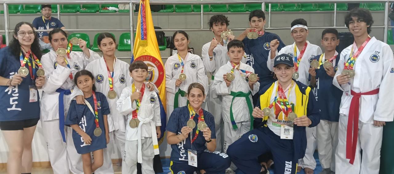Grupo de ganadores en los Juegos Panamericanos de Taekwondo.
