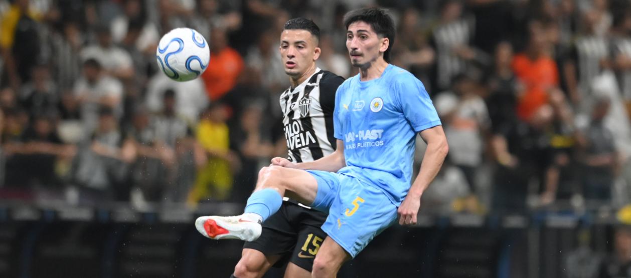 Franco Pizzichillo, de Montevideo City Torque, domina el balón ante la marca del colombiano Kevin Castaño.