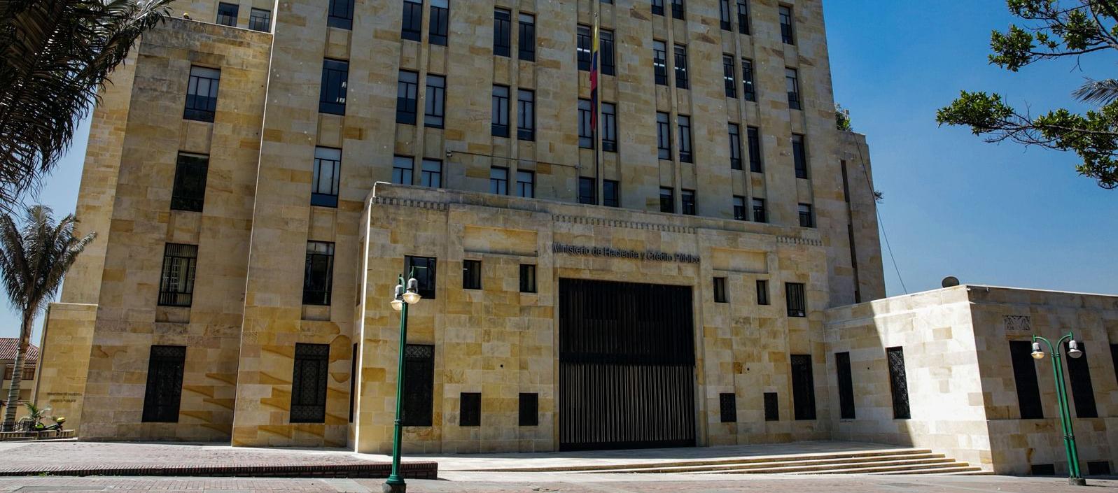 Fachada del Ministerio de Hacienda y Crédito Público. 