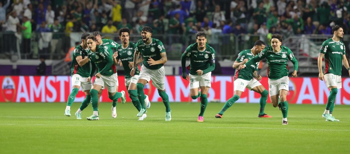 Jugadores de Palmeiras celebran tras ganar la definición en la tanda de penales ante Fluminense.