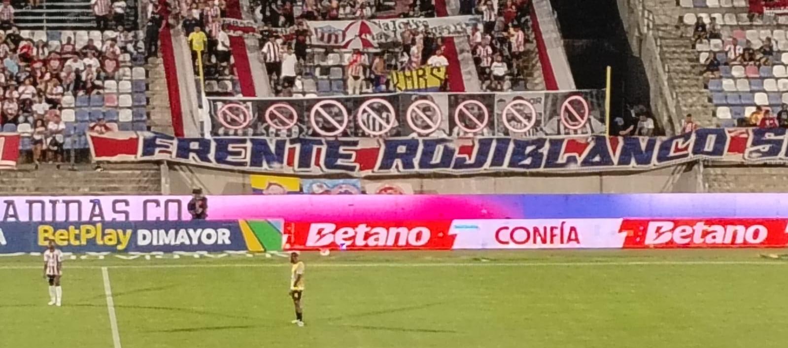 La pancarta exhibida en la tribuna oriental por el Frente Rojiblanco Sur.