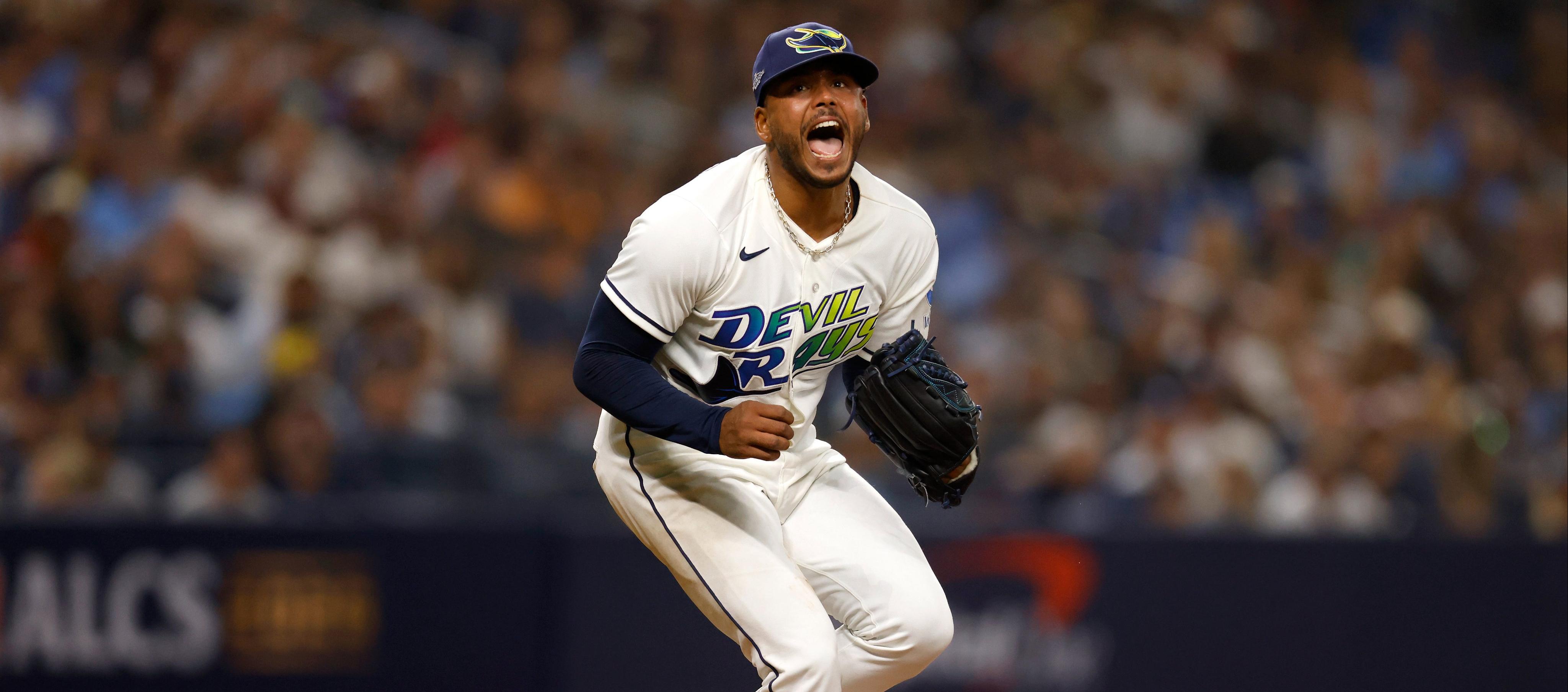 El dominicano Freddy Peralta se llevó la victoria ante ios Guardianes.
