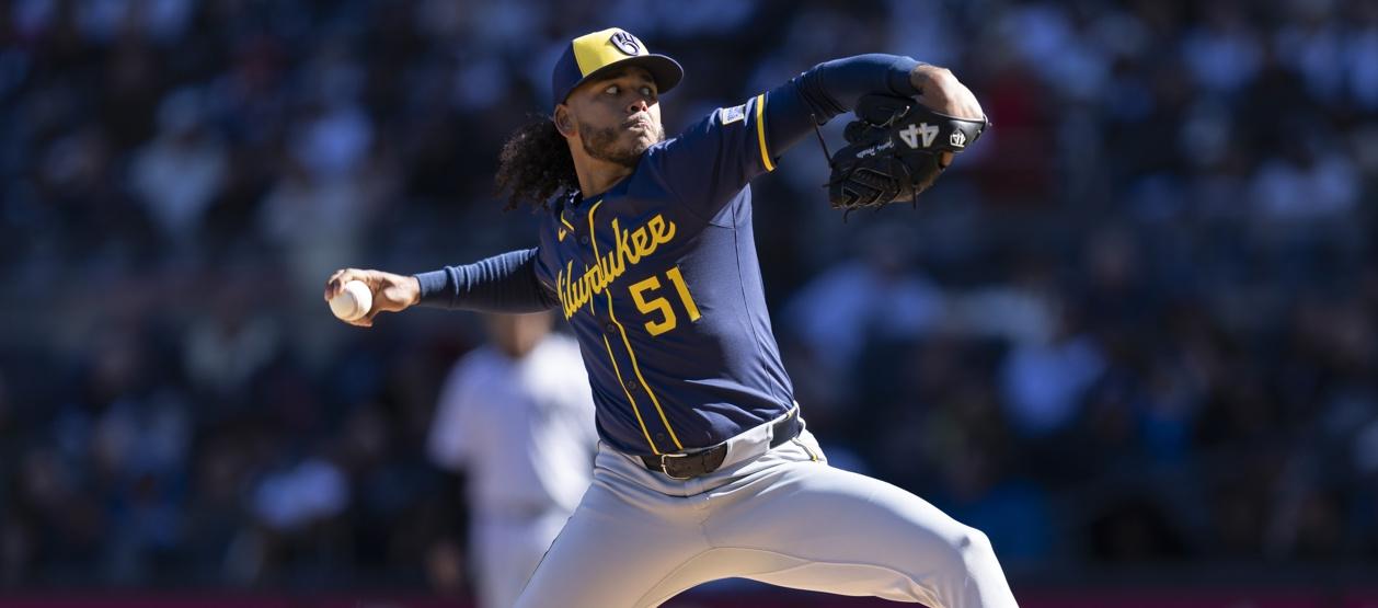 El dominicano Freddy Peralta con el uniforme de los Cerveceros antes de pasar a los Rays.
