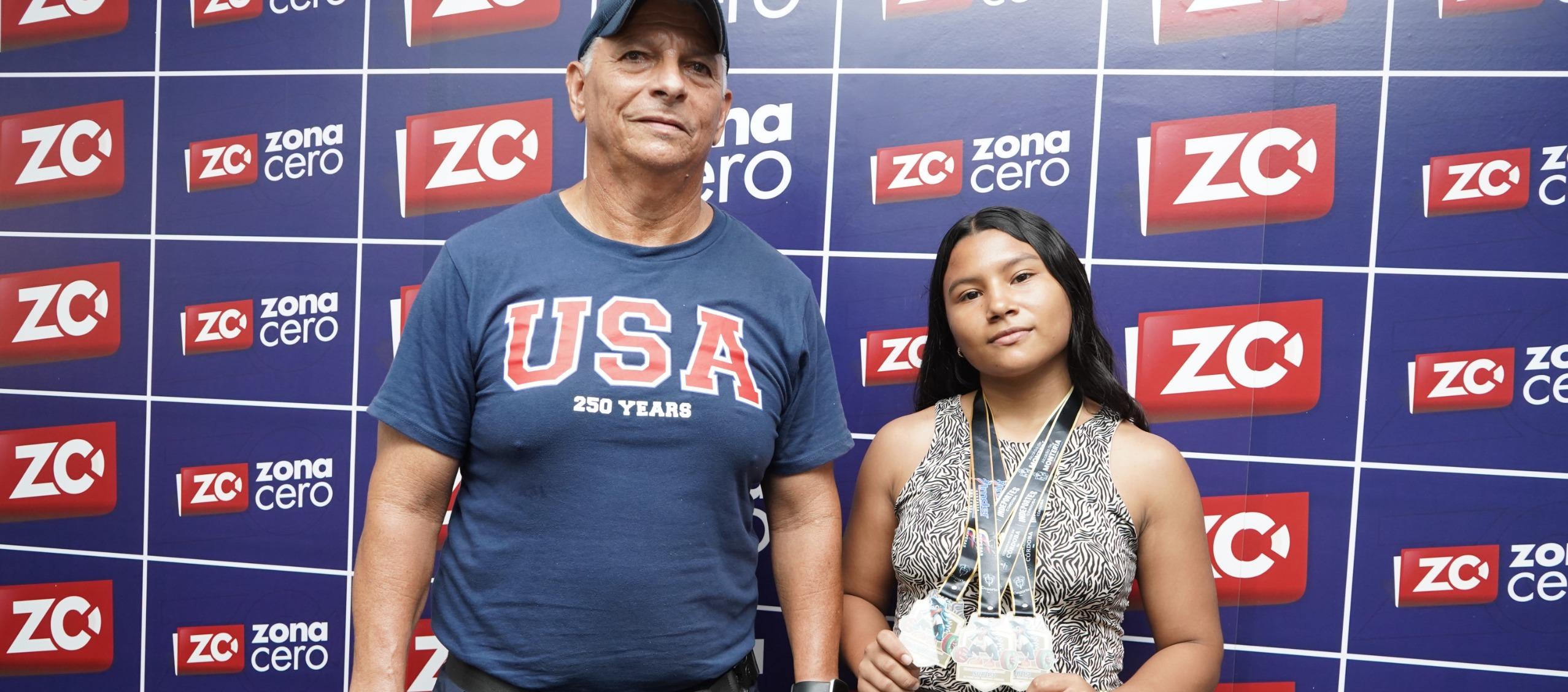 La pesista Dania Romero con su entrenador Mario Moreno. 