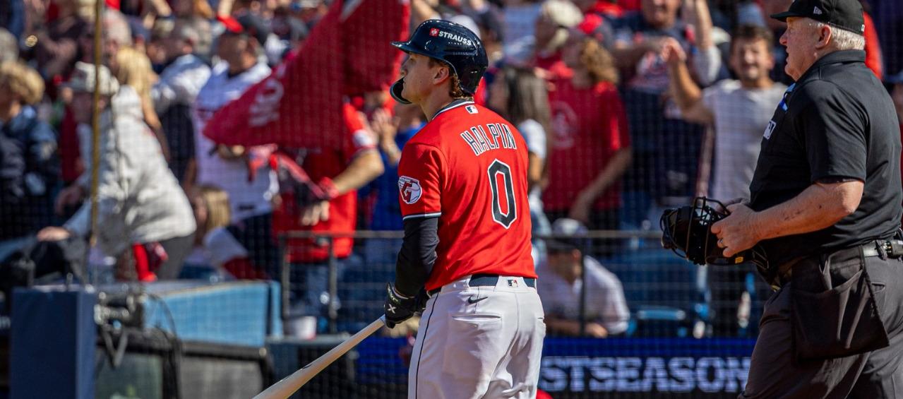 Petey Halpin tras conectar un jonrón de dos carreras en el quinto inning.