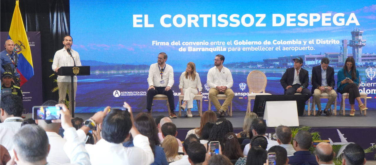 Abelardo De La Espriella en la firma de la concesión.