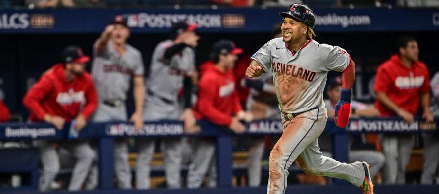 El dominicano José Ramírez conectó tres hits y empujó una carrera para los Guardianes. 