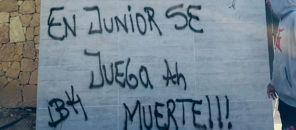 Mensaje escrito por los vándalos en la entrada de la sede deportiva Adela de Char.