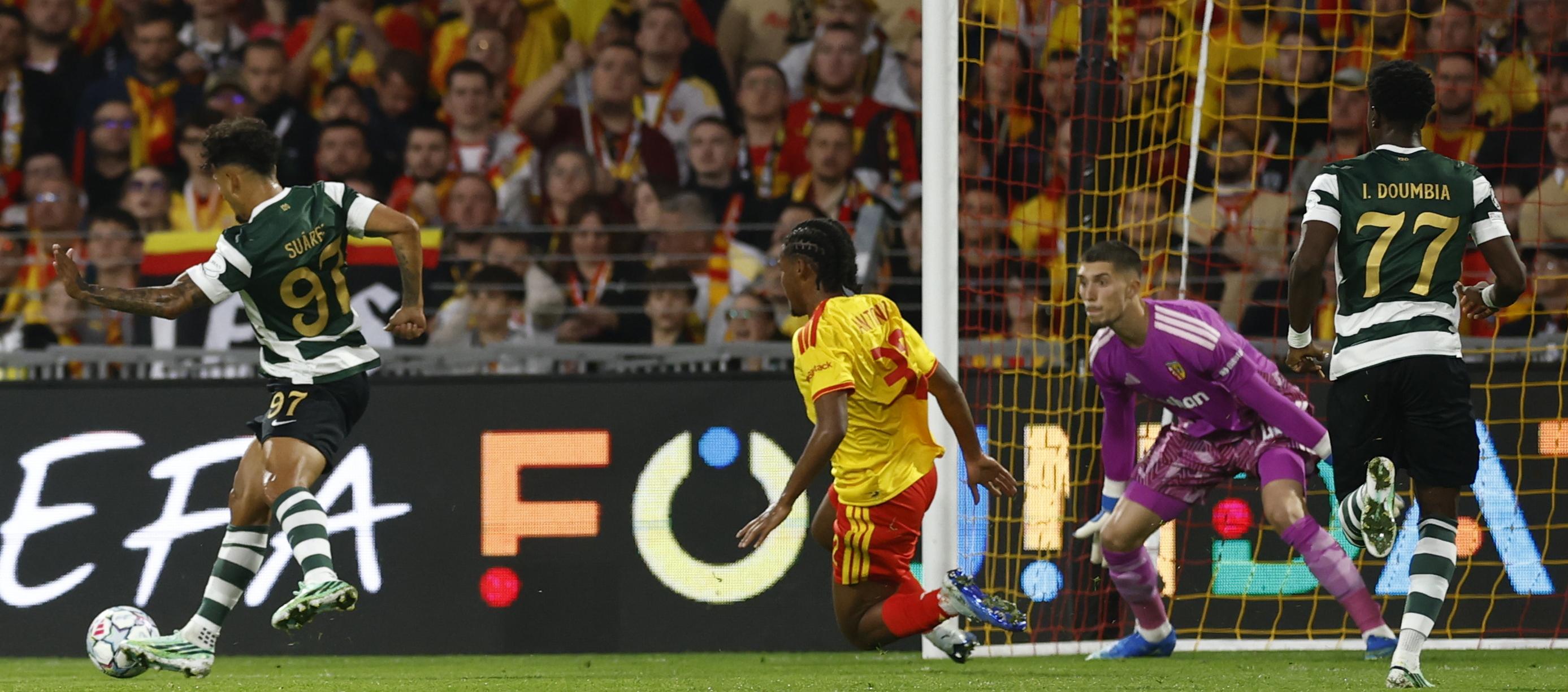 Acción del gol de Luis Suárez ante el Lens.
