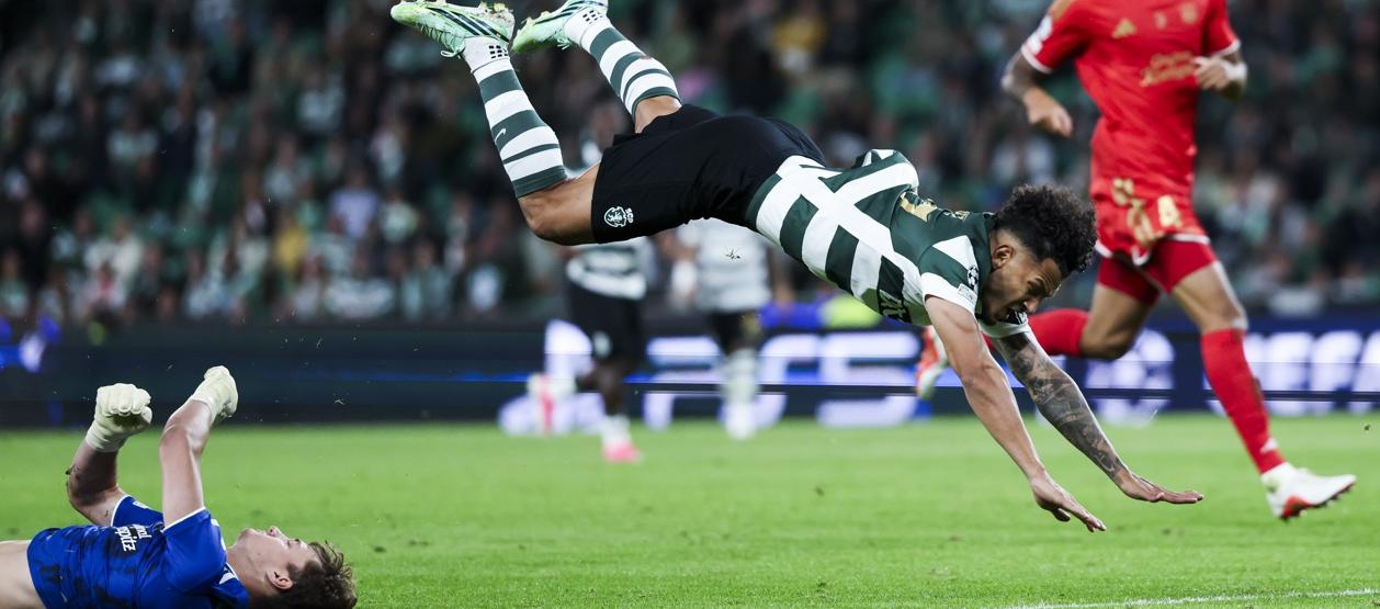 Luis Suárez tras un choque con Lukas Jungwirth, portero del Lask Linz.