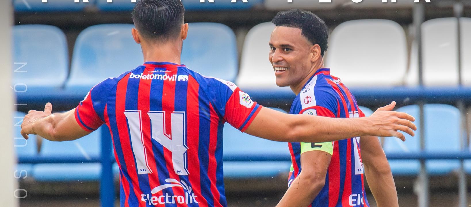 Juan Farías (14) se acerca para felicitar a Fabián Mosquera, autor del gol del Unión Magdalena.