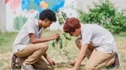 Jóvenes participando en la jornada de siembra.