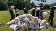 Militares mientras alistan más de 300 kits de ayudas humanitarias. 