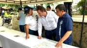 Alcalde Alejandro Char durante la revisión de los planes del proyecto de canalización del arroyo de la 85.