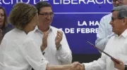 Vera Grabe, jefa del equipo de negociación del Gobierno de Colombia, y Pablo Beltrán, jefe negociador del ELN.