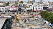 Trabajos de instalación de la cubierta del mercado El Playón. 