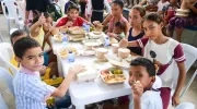 Cada sábado los niños recibirán su comida.