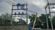 Operarios de Air-e realizan trabajos eléctricos. 