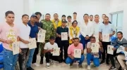 Jóvenes beneficiarios con la entrega de la libreta militar.