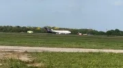 Avión de Aerosucre en la pista del Ernesto Cortissoz en la mañana de este viernes. 