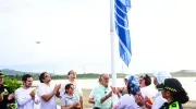 Izada de Bandera Azul en Salinas del Rey.