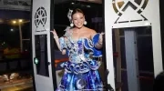 La Reina del Carnaval 2026, Michelle Char, en la entrada de una de la cabinas de 'La Luna del Río'. 