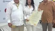 Javier Barandalla, tras recibir el reconocimiento, con los concejales Mary Henríquez de Chahín y Antonio Bohórquez.