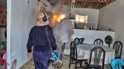 Hombre haciendo el trabajo de fumigación en vivienda.