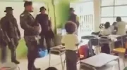 Integrantes de una disidencias de las FARC en un colegio de Nariño. 