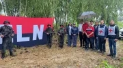 Momento en que la guerrilla entrega el coordinador de campaña a la Cruz Roja. 