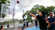 El alcalde Alejandro Char entregando obra de recuperación de un parque en Barranquilla. 